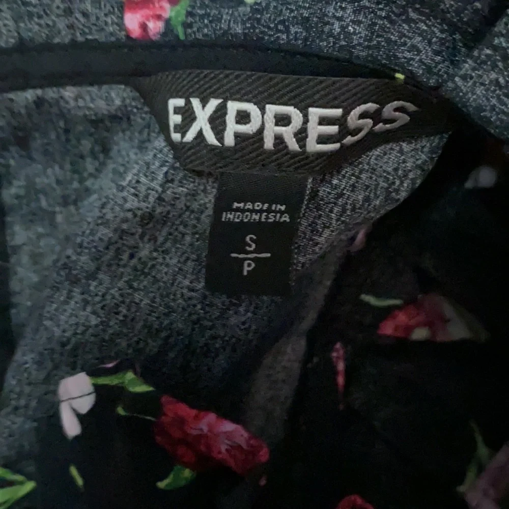 EXPRESS Black Ruffle Sleeveless Top - Floral Size Small - Picture 7 of 9